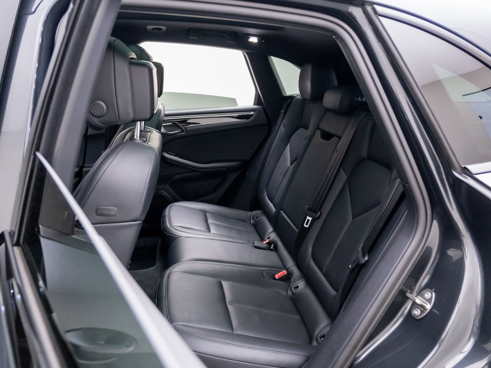 Certified 2023 Porsche Macan S AWD/4WD image 17