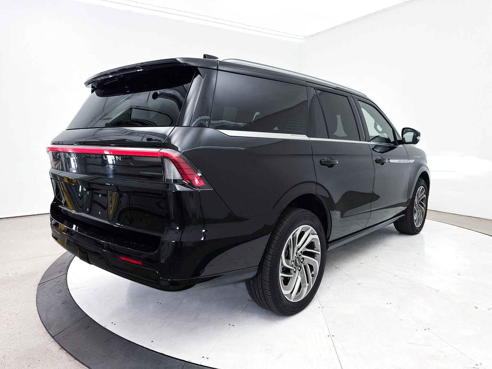 Used 2025 Lincoln Navigator Reserve AWD/4WD image 18