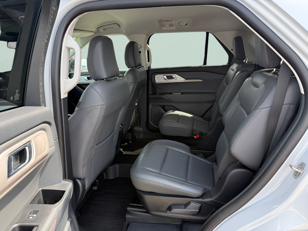 Used 2026 Ford Explorer Active w/ Active Comfort Package AWD/4WD image 5