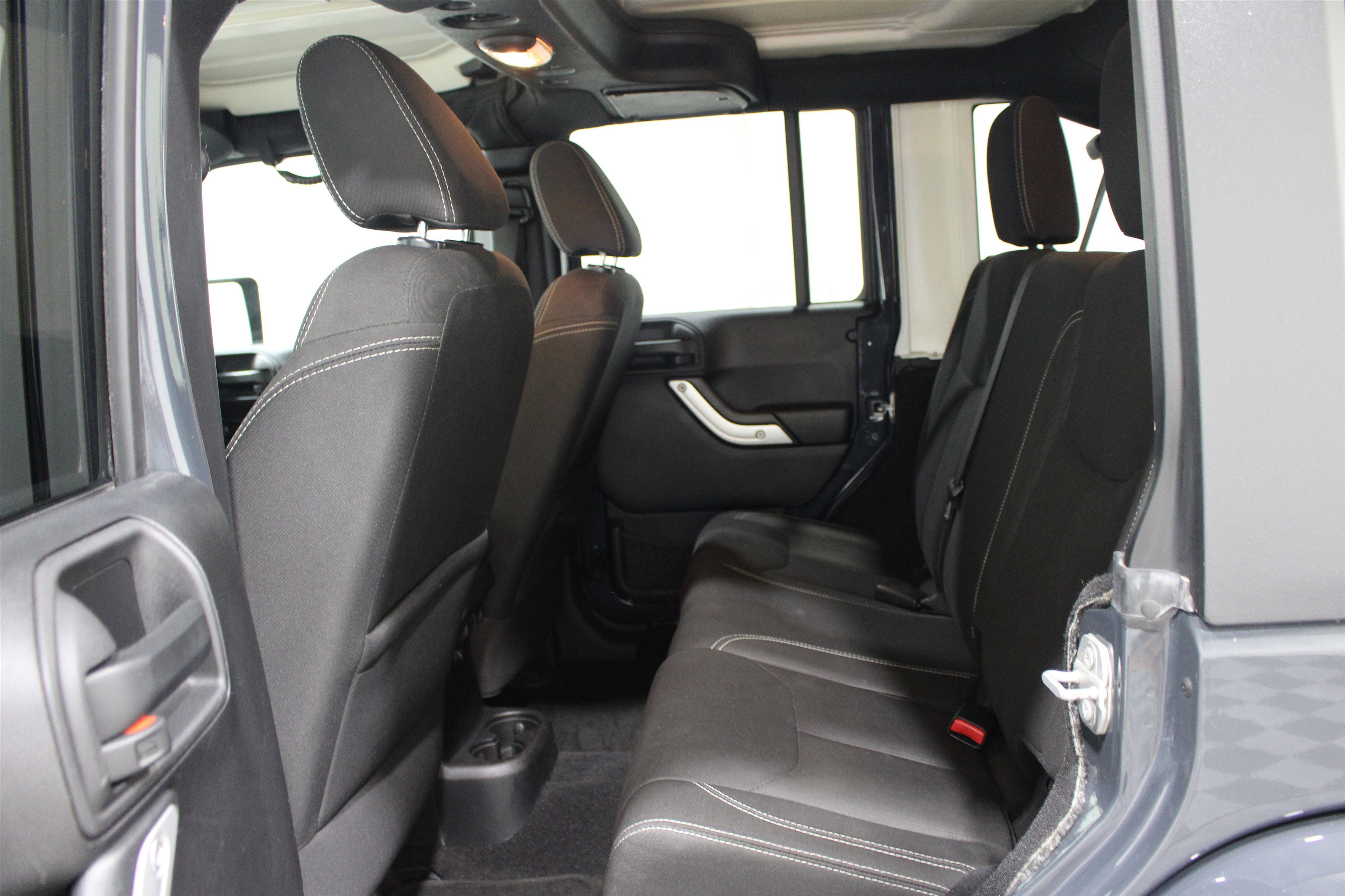 Used 2016 Jeep Wrangler Unlimited Sahara w/ Max Tow Package image 15