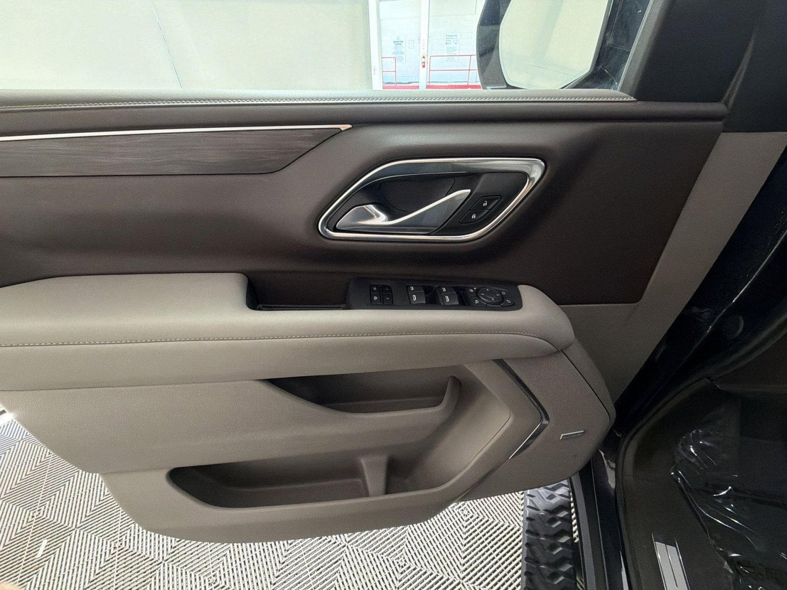 Used 2024 Chevrolet Suburban Z71 w/ Off-Road Capability Package image 15