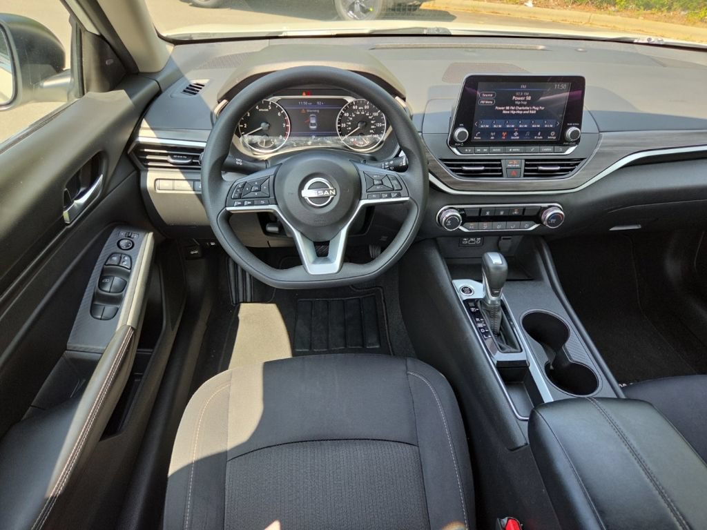 Used 2025 Nissan Altima 2.5 SV FWD image 33