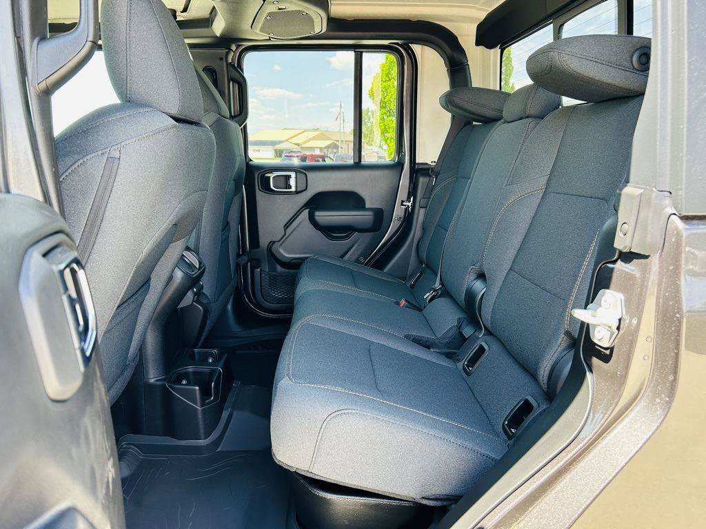 New 2025 Jeep Gladiator Sport image 25