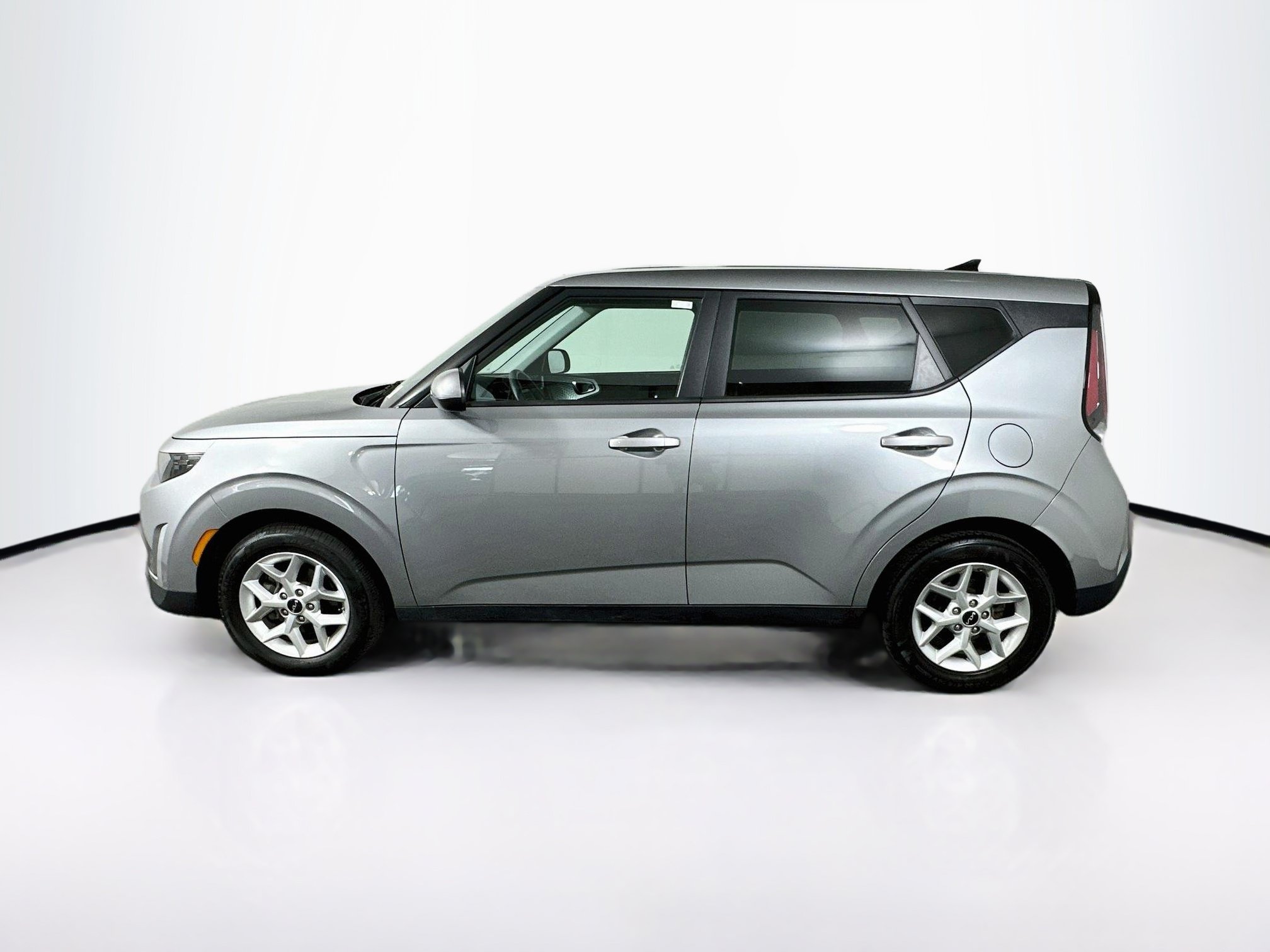 Used 2025 Kia Soul LX w/ LX Technology Package FWD image 4