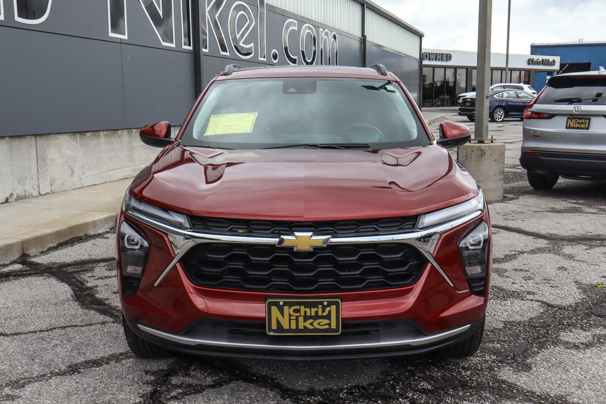 Used 2025 Chevrolet Trax LT w/ LT Convenience Package FWD image 2