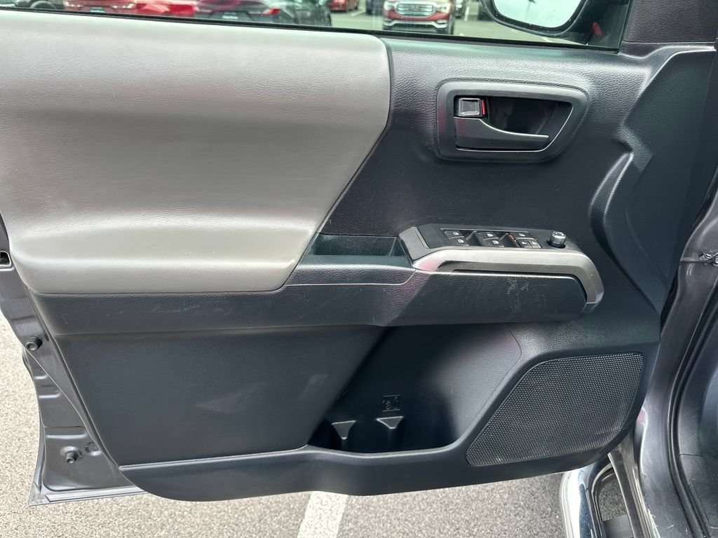 Used 2018 Toyota Tacoma SR5 RWD image 14