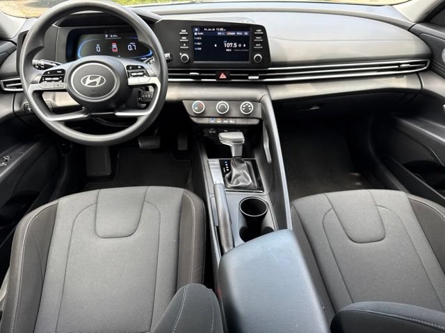 Used 2025 Hyundai Elantra SE FWD image 4