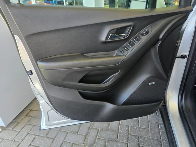 Used 2015 Chevrolet Trax LT w/ LT Sun and Sound Package AWD/4WD image 19