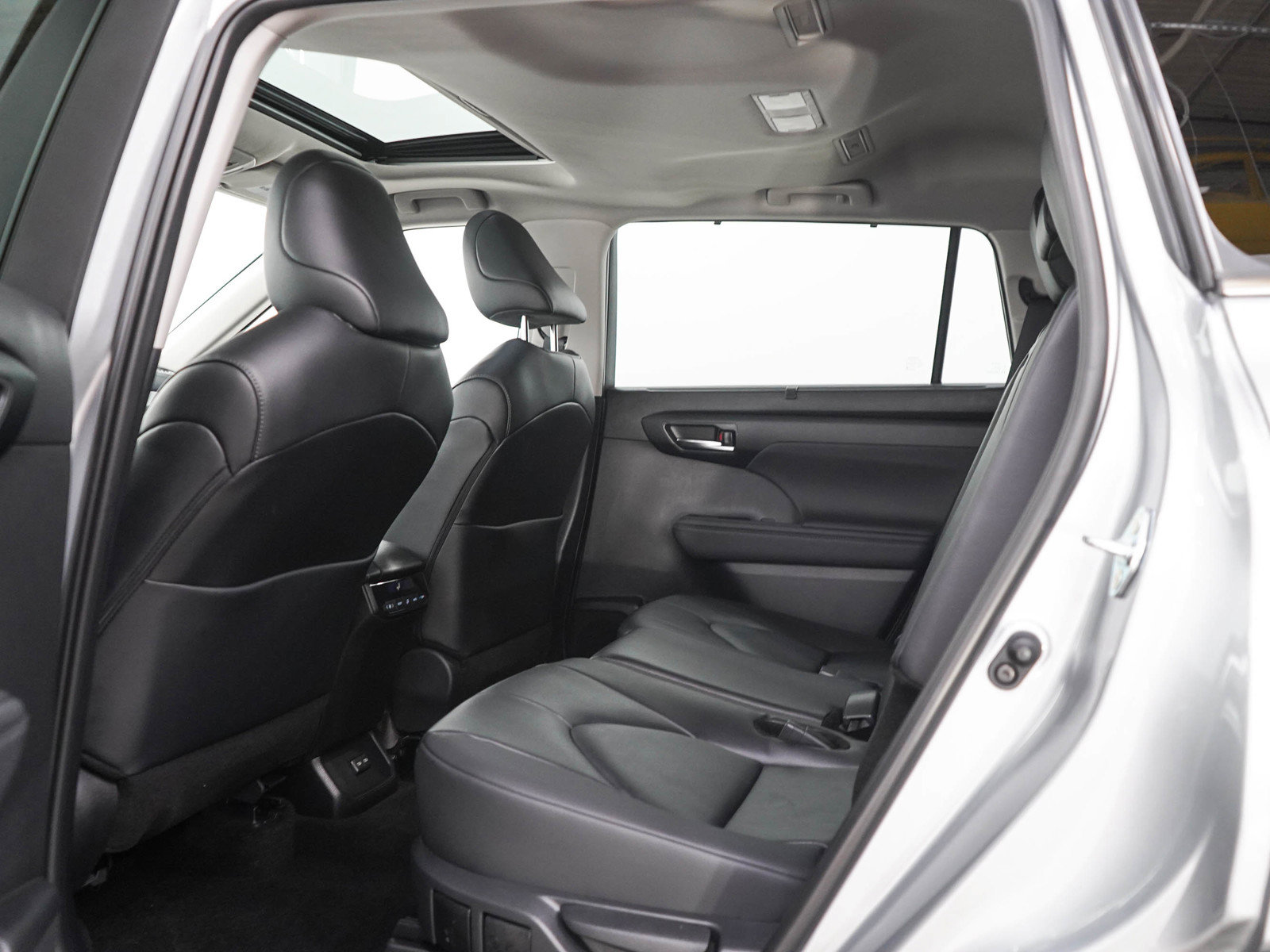 Used 2025 Toyota Highlander XLE AWD/4WD image 18