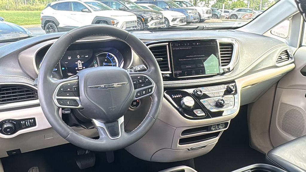 Used 2023 Chrysler Pacifica Touring-L FWD image 13
