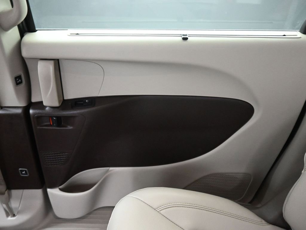 Used 2021 Chrysler Pacifica Touring-L image 43