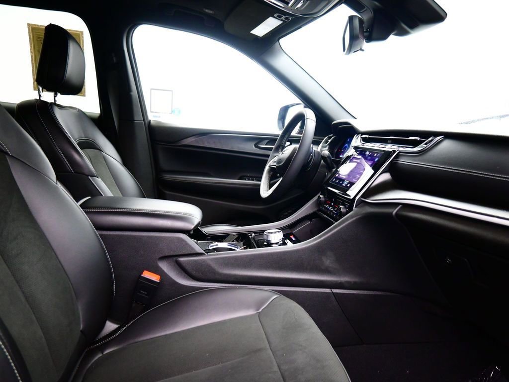 New 2023 Jeep Grand Cherokee L Laredo image 18