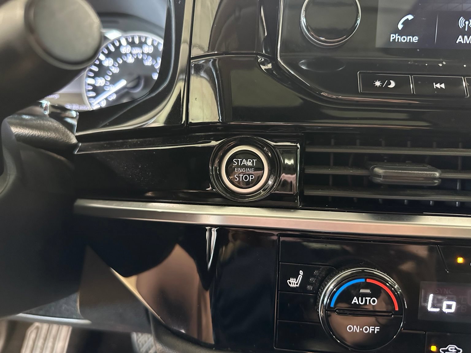 Used 2024 Nissan Pathfinder SL w/ SL Premium Package FWD image 24