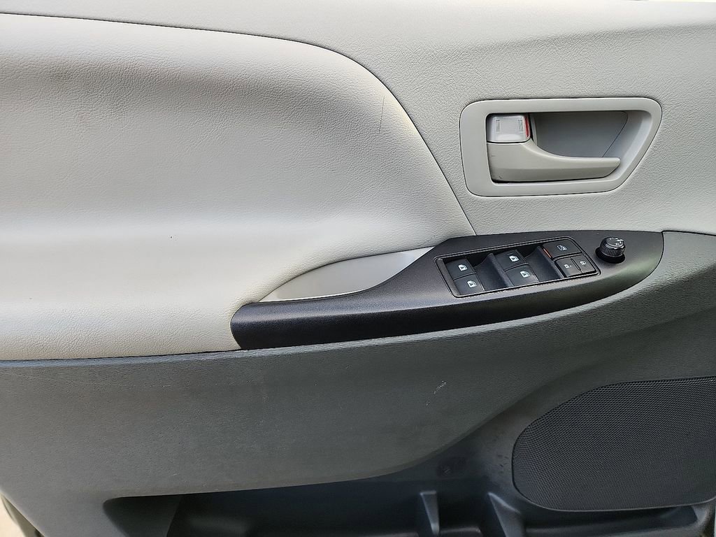 Used 2020 Toyota Sienna L image 14
