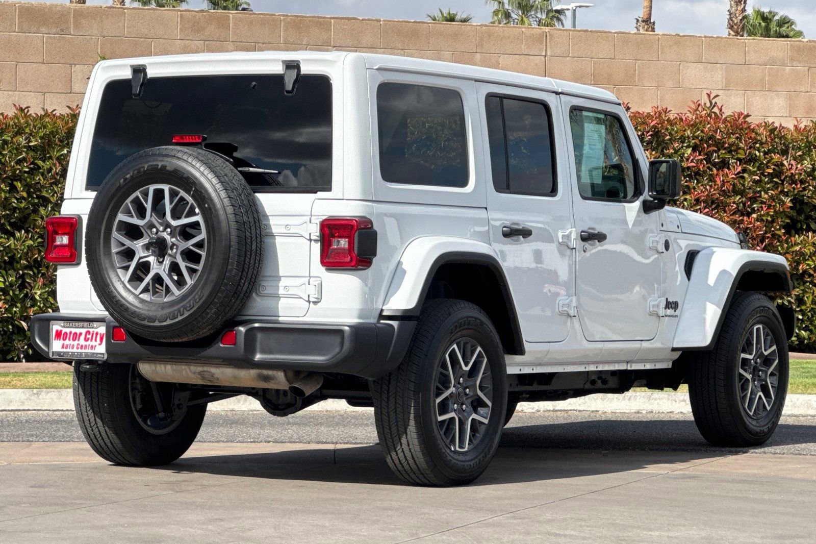 Used 2025 Jeep Wrangler Sahara image 4