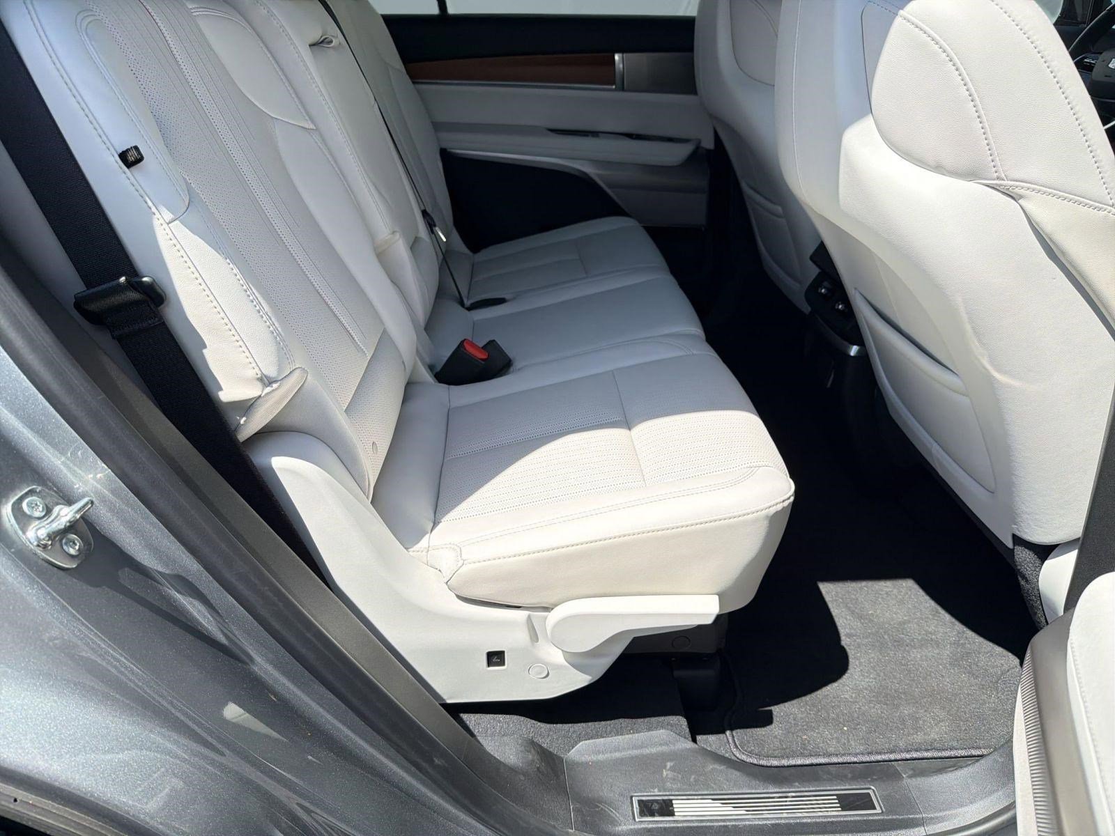 Certified 2026 Cadillac Vistiq Luxury image 28