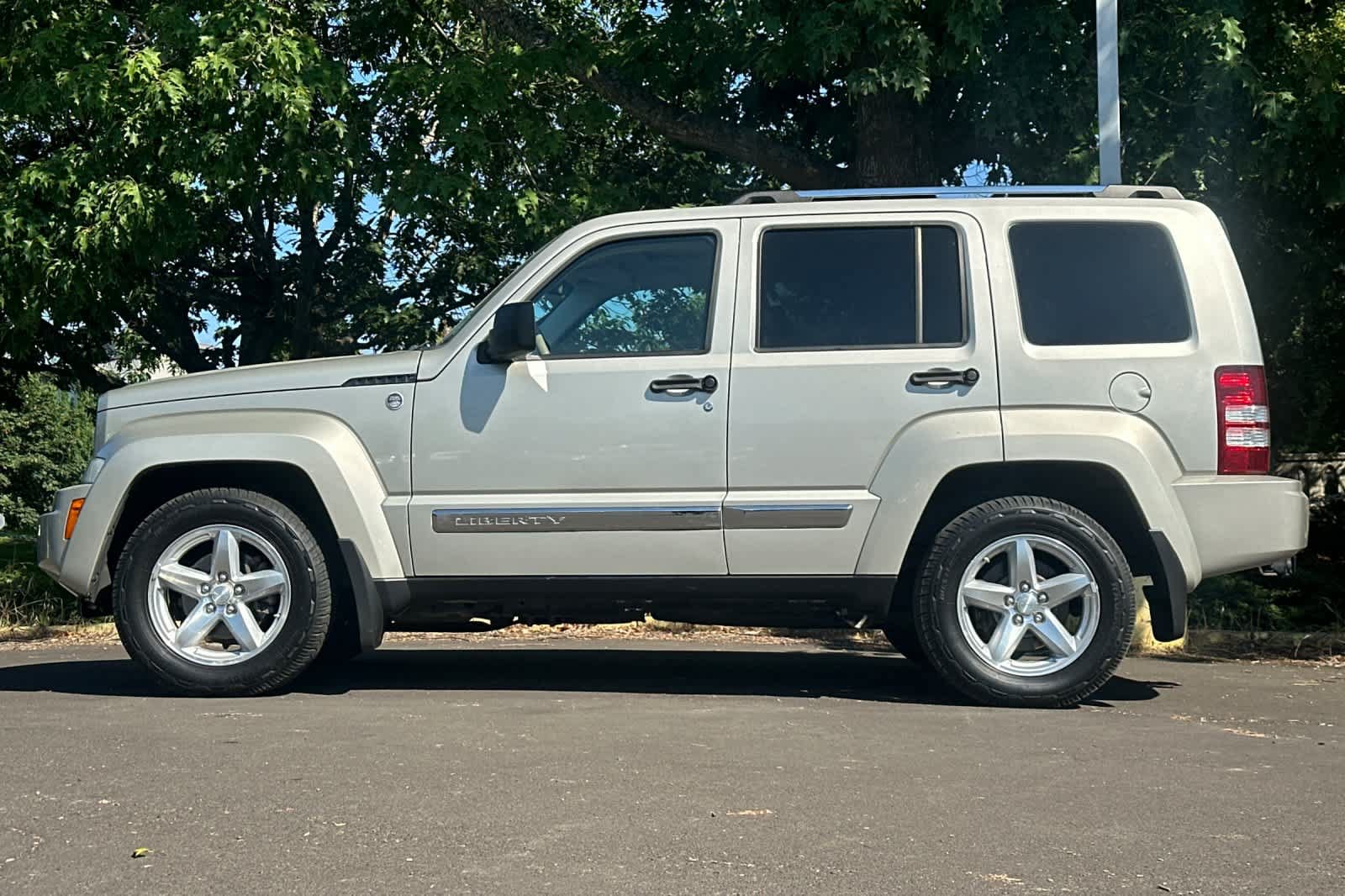 Used 2008 Jeep Liberty Limited w/ Premium Group AWD/4WD image 5