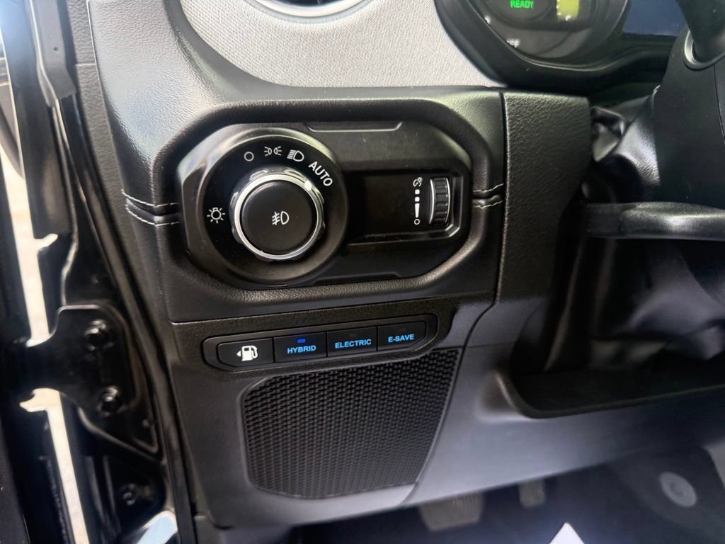 Used 2025 Jeep Wrangler Unlimited Sahara AWD/4WD image 32