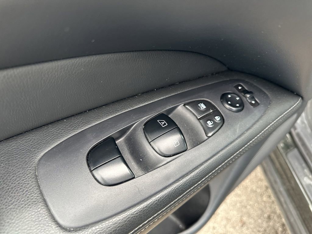 Used 2019 Nissan Pathfinder SV image 16