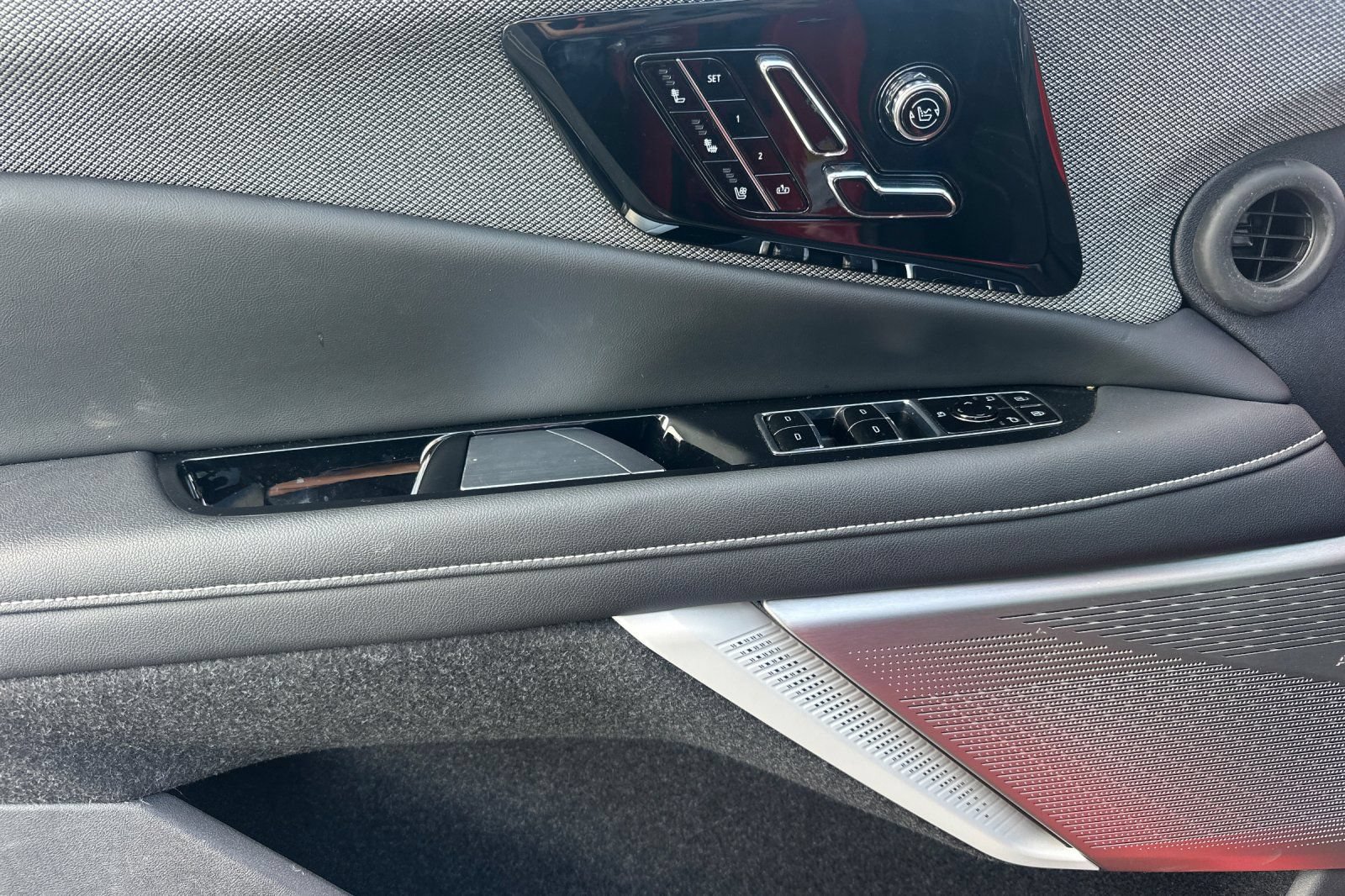 Certified 2025 Cadillac Optiq Sport 2 AWD/4WD image 11