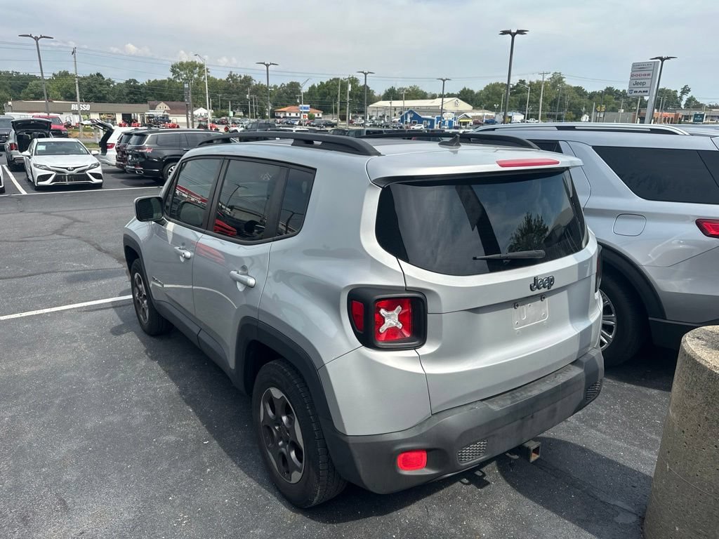 Used 2015 Jeep Renegade Latitude w/ Cold Weather Group II FWD image 5