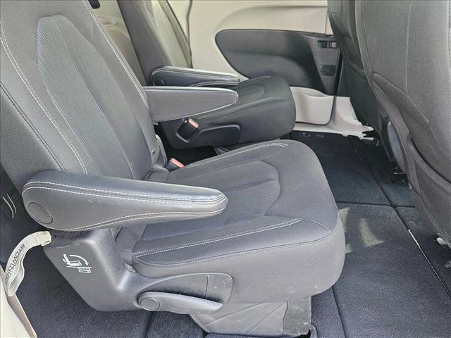 Used 2022 Chrysler Voyager LX image 19