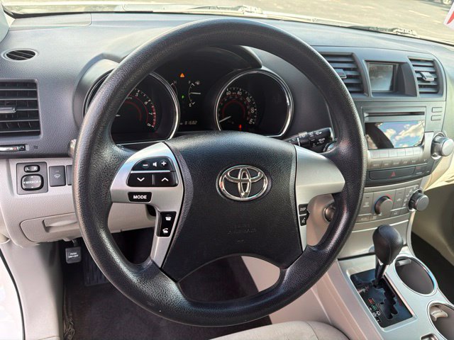 Used 2012 Toyota Highlander FWD w/ Tech Pkg image 13