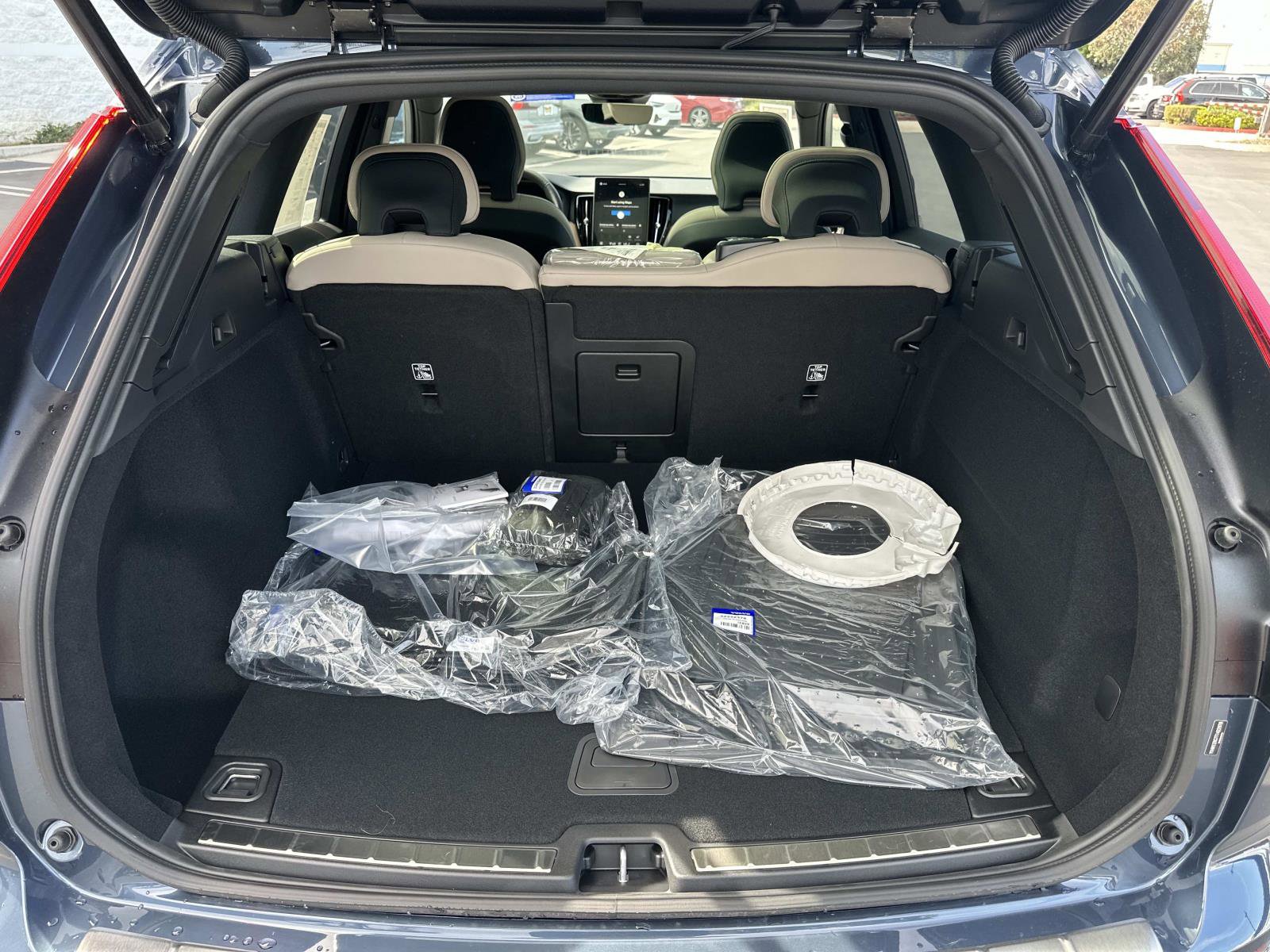 New 2026 Volvo XC60 B5 Plus w/ Protection Package Premier AWD/4WD image 18
