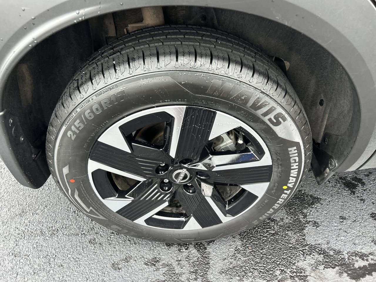 Used 2025 Nissan Kicks SV w/ Charging Package AWD/4WD image 9