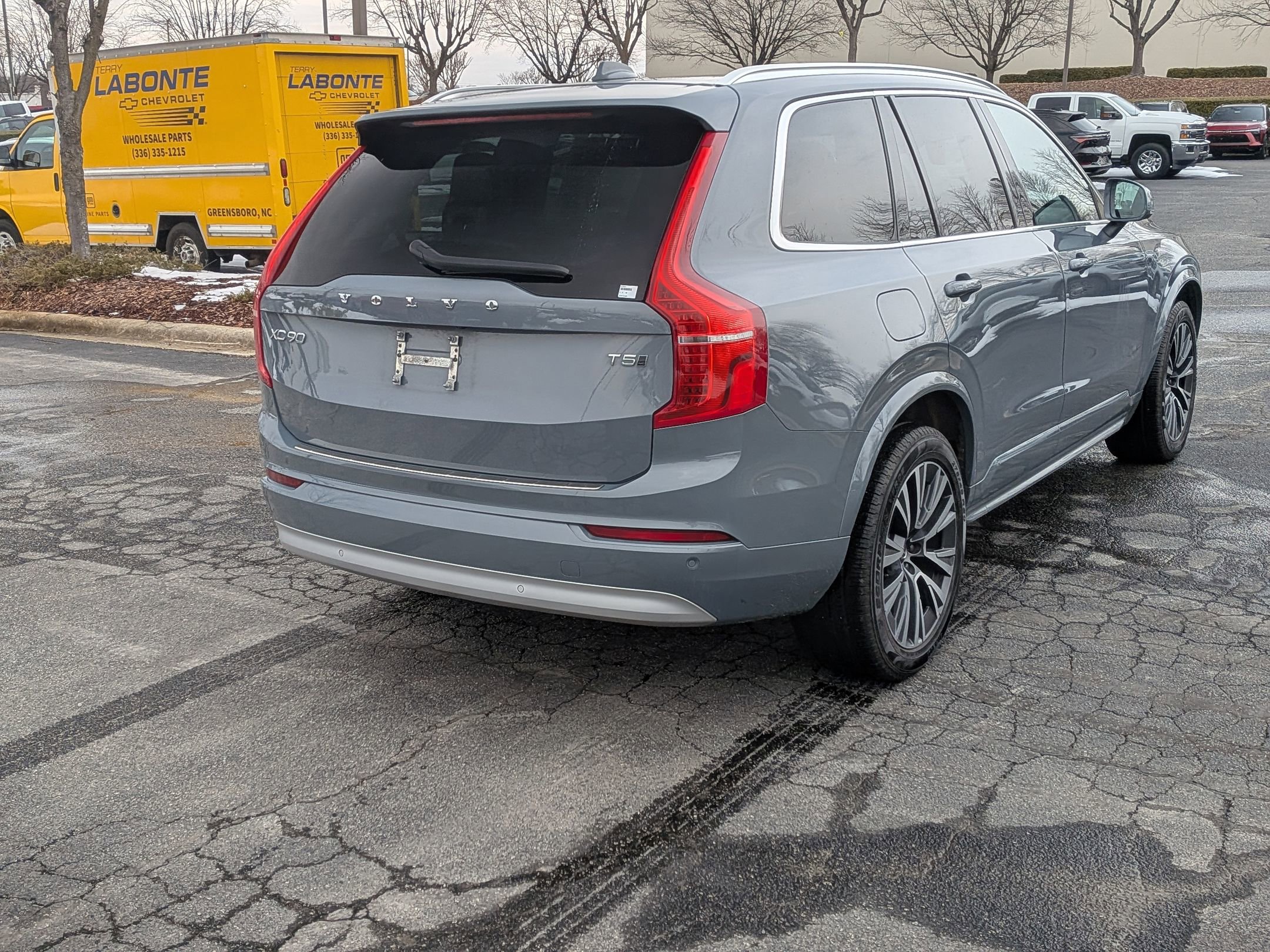 Used 2022 Volvo XC90 T5 Momentum w/ Climate Package image 9
