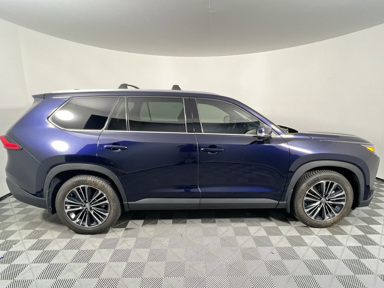 Used 2024 Toyota Grand Highlander AWD Hybrid image 2