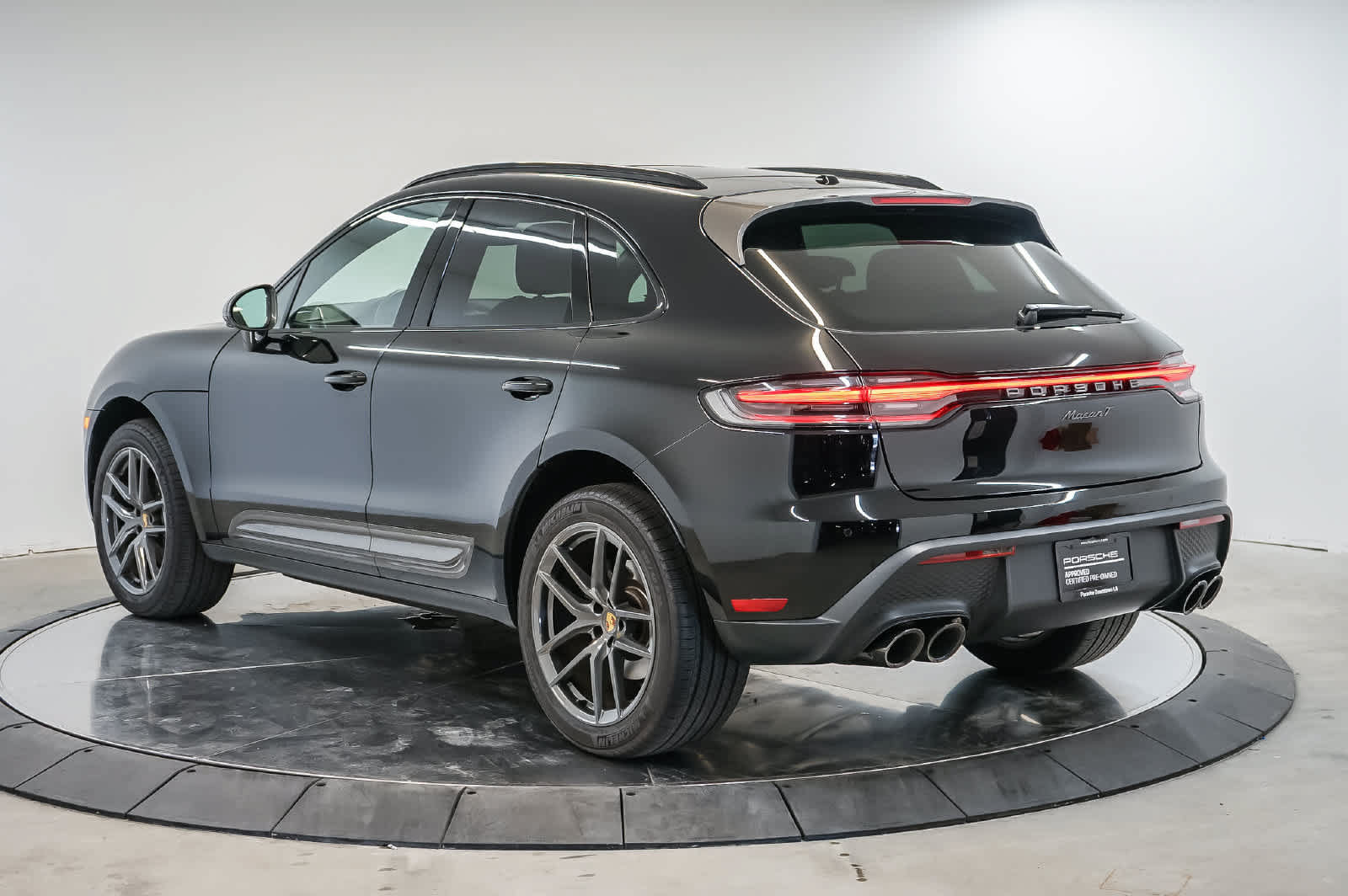 Certified 2026 Porsche Macan Turbo AWD/4WD image 3