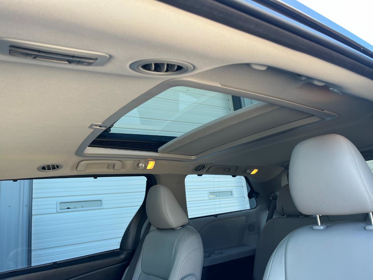 Used 2015 Toyota Sienna Limited FWD image 17