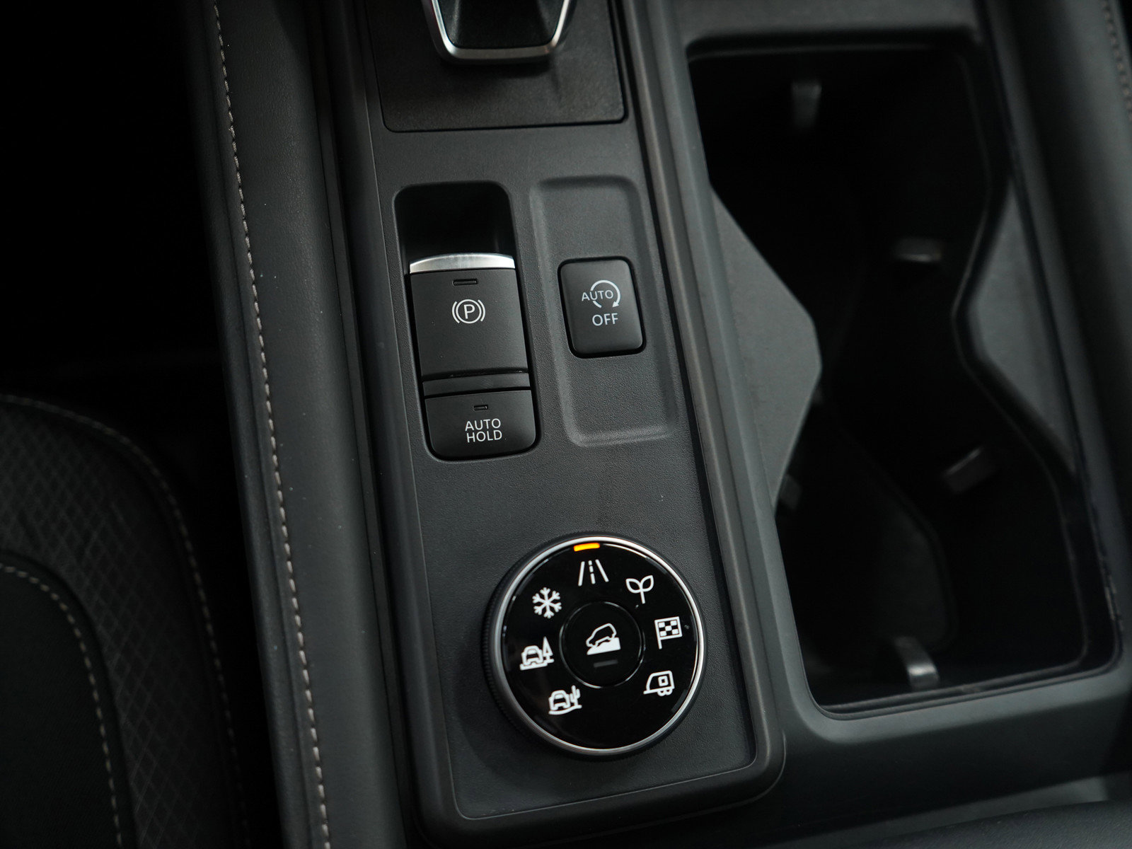 Used 2024 Nissan Pathfinder S image 24