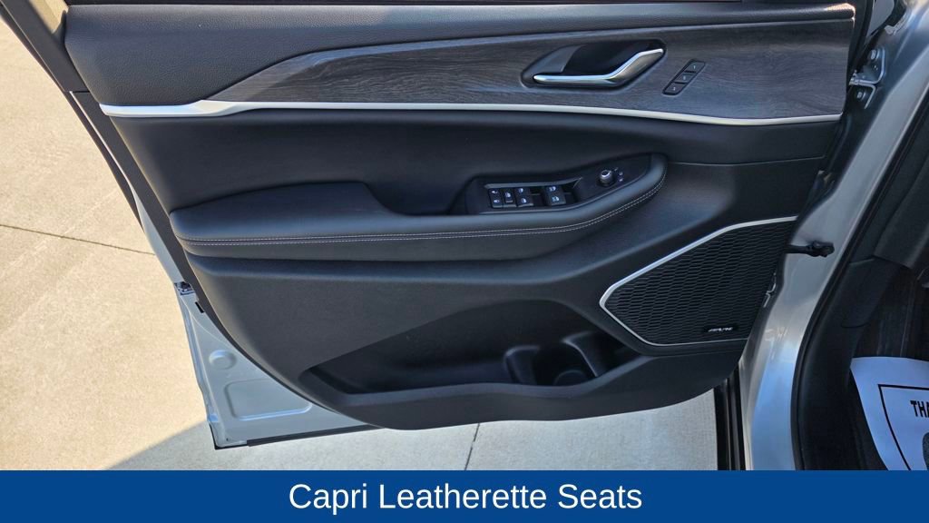 Used 2024 Jeep Grand Cherokee L Limited w/ Black Appearance Package image 25