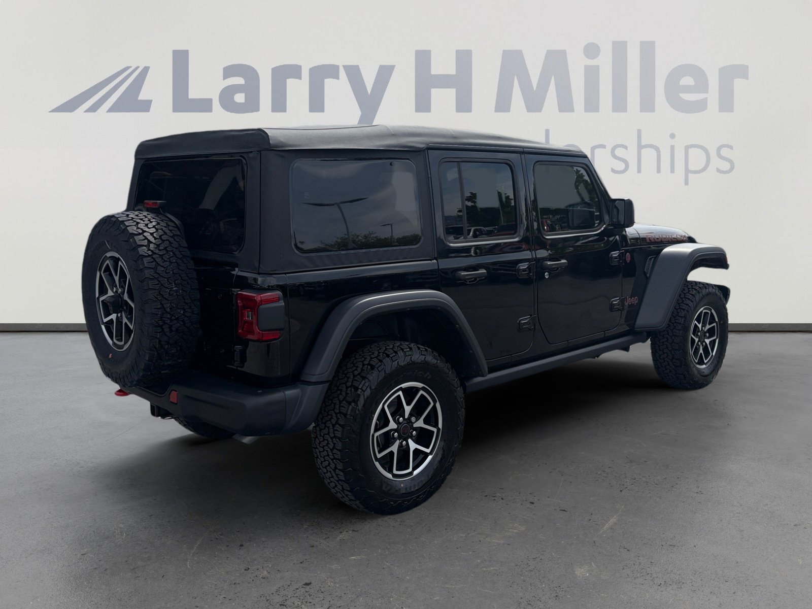 Used 2025 Jeep Wrangler Unlimited Rubicon w/ Steel Bumper Group image 5