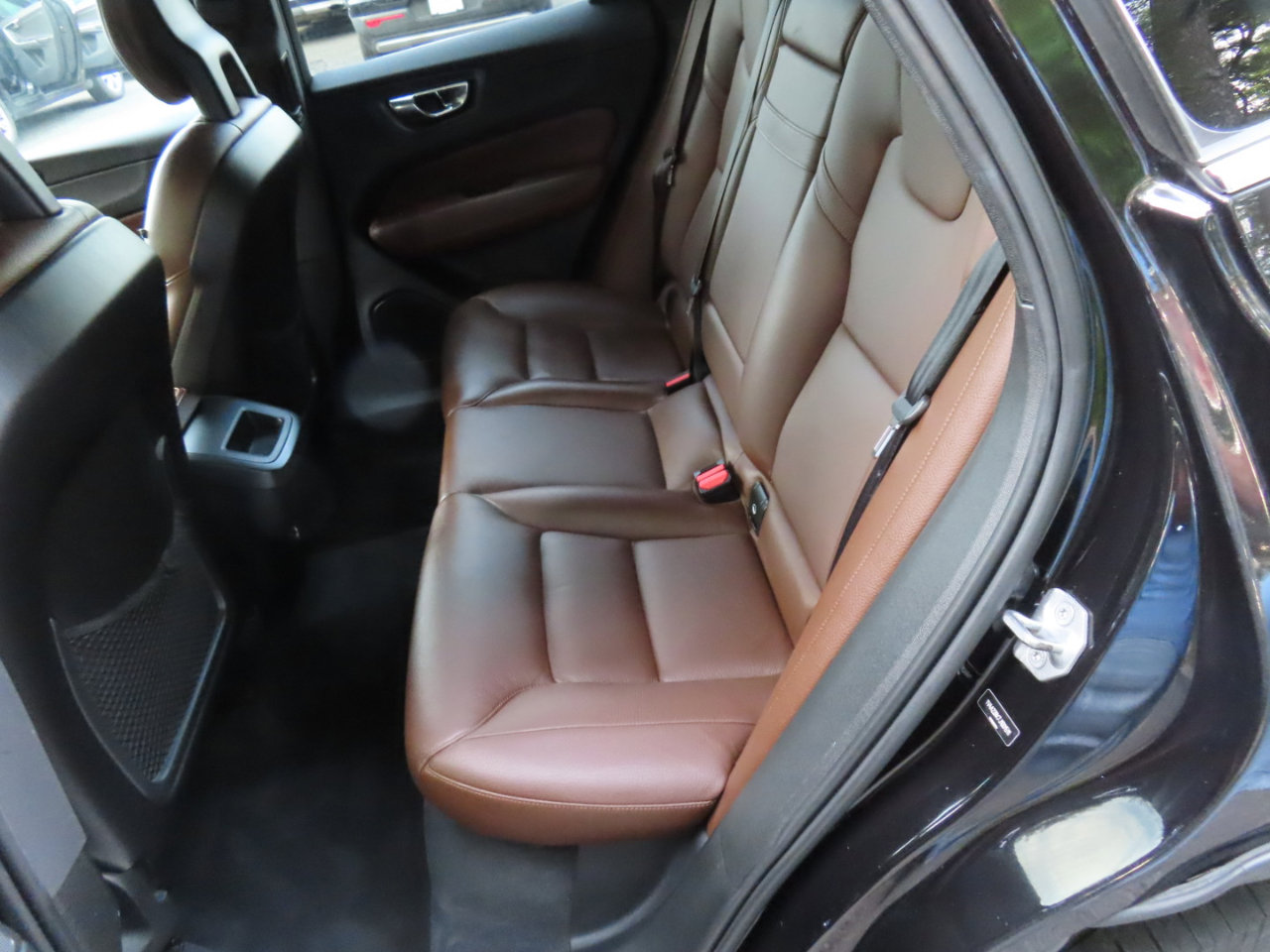 Used 2018 Volvo XC60 T6 Momentum w/ Convenience Package image 8