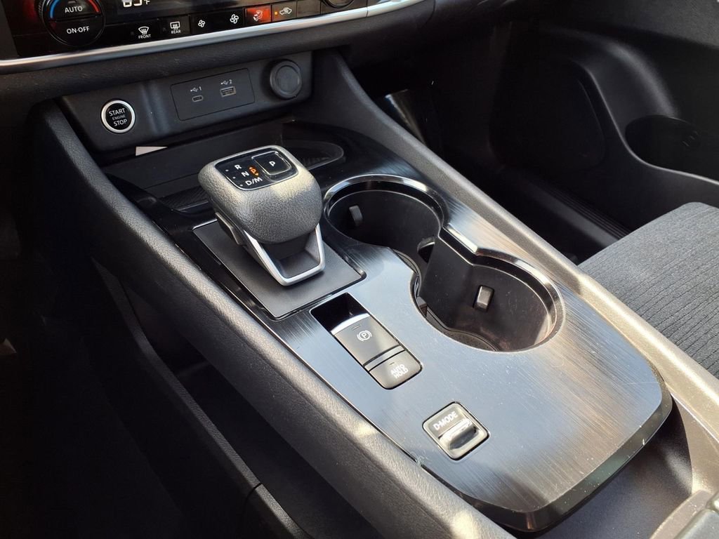 Used 2023 Nissan Rogue SV image 10