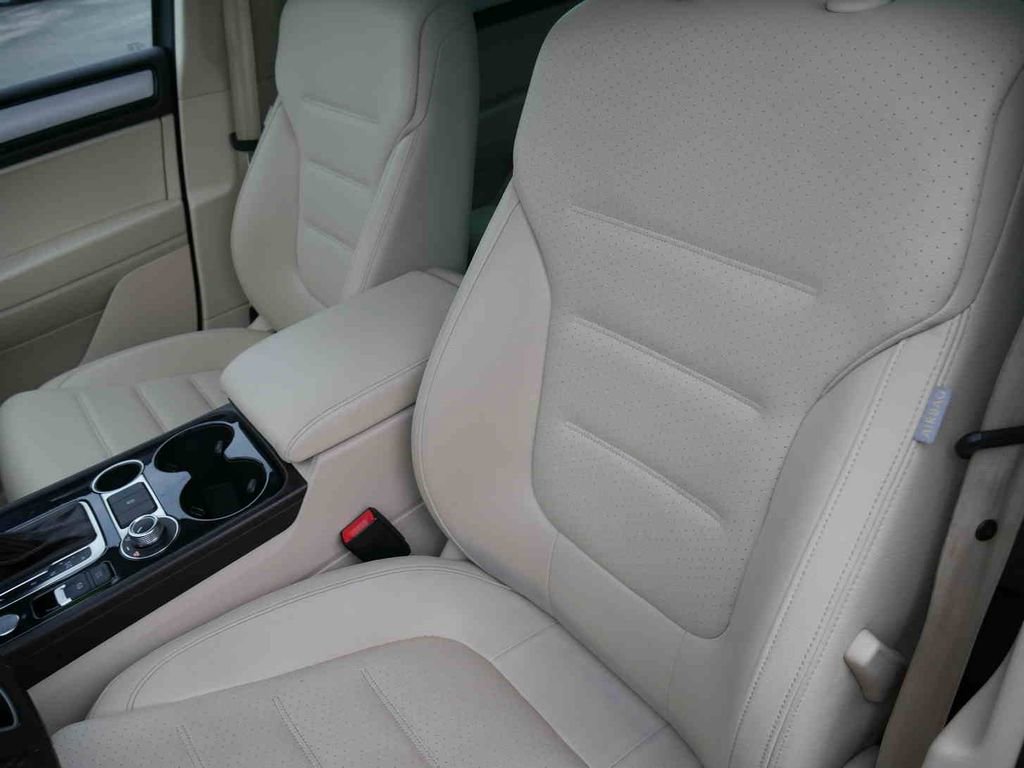 Used 2017 Volkswagen Touareg Sport image 30