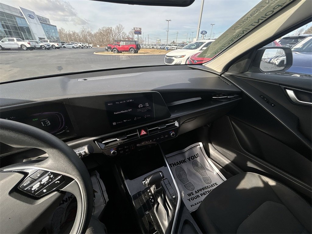 Used 2024 Kia Niro LX image 12