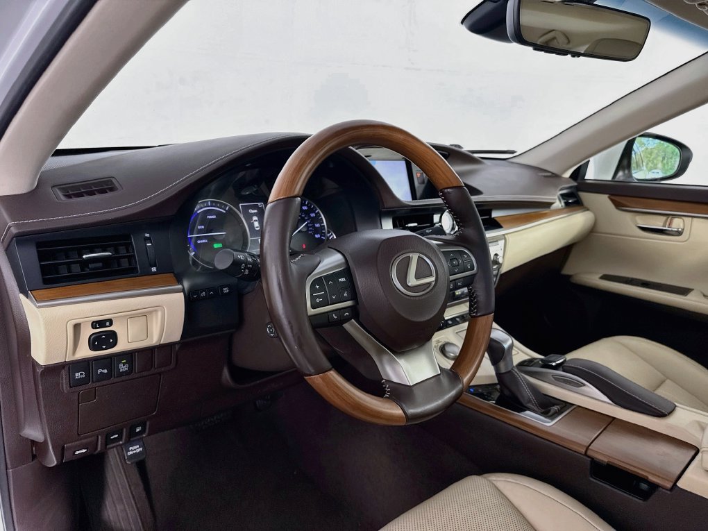 Used 2017 Lexus ES 300h w/ Luxury Package FWD image 14