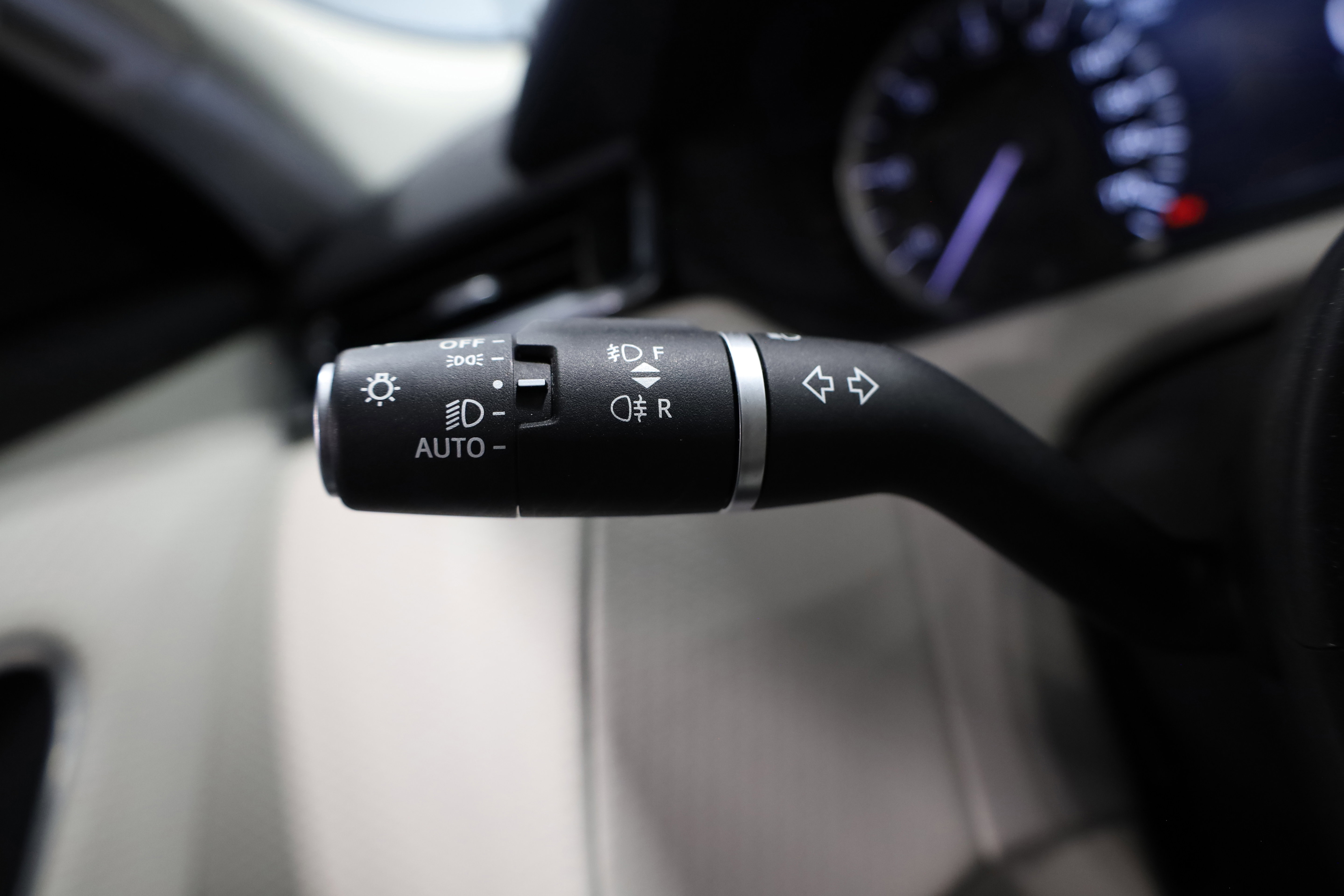 Used 2023 Land Rover Range Rover Velar R-Dynamic S image 22