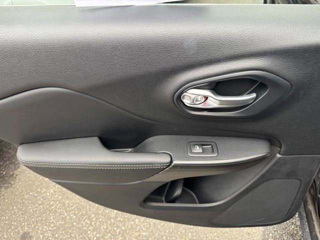 Used 2016 Jeep Cherokee Limited image 35