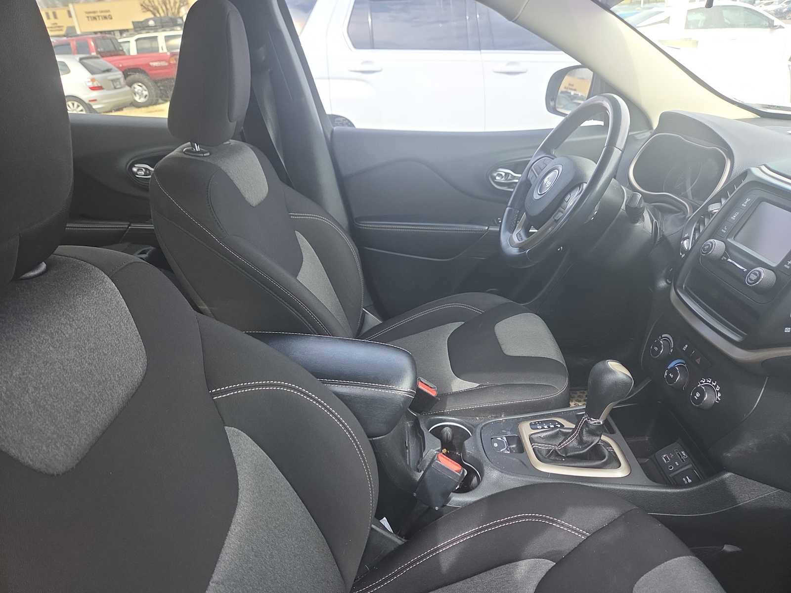 Used 2015 Jeep Cherokee Sport image 4