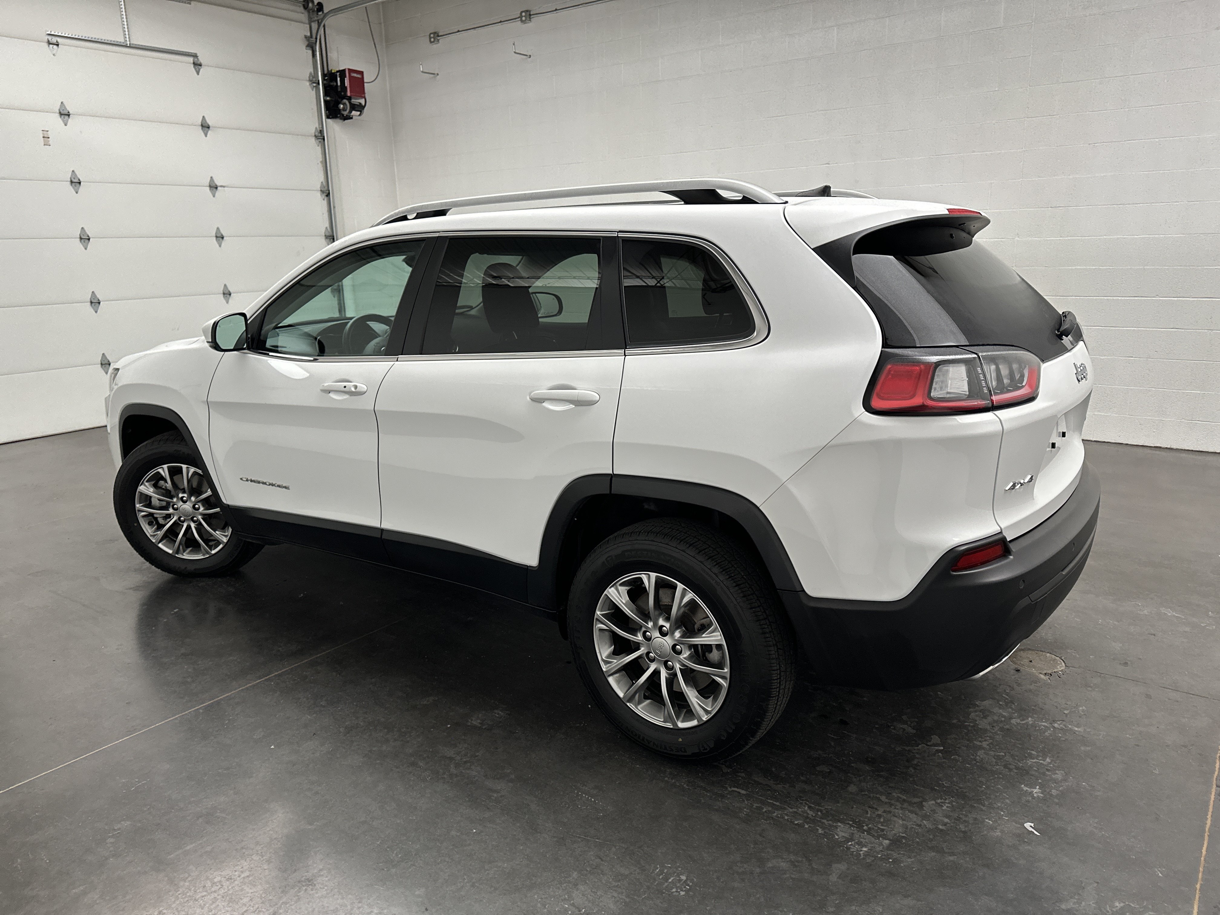 Used 2021 Jeep Cherokee Latitude Lux w/ Sun & Sound Group AWD/4WD image 6