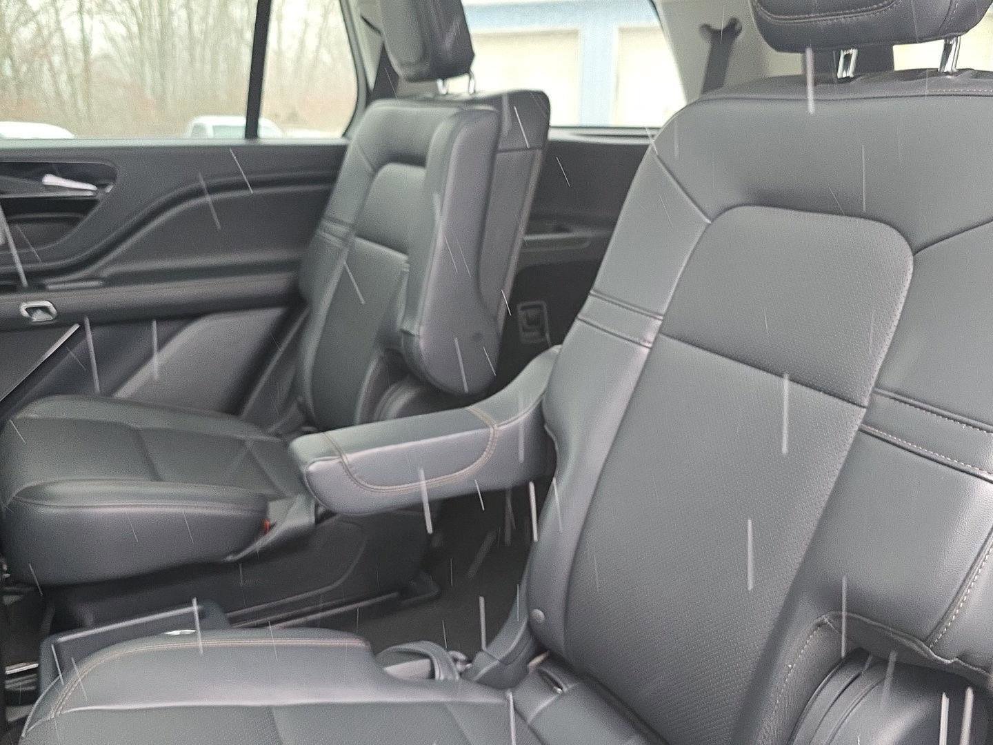 Used 2025 Lincoln Aviator AWD image 27