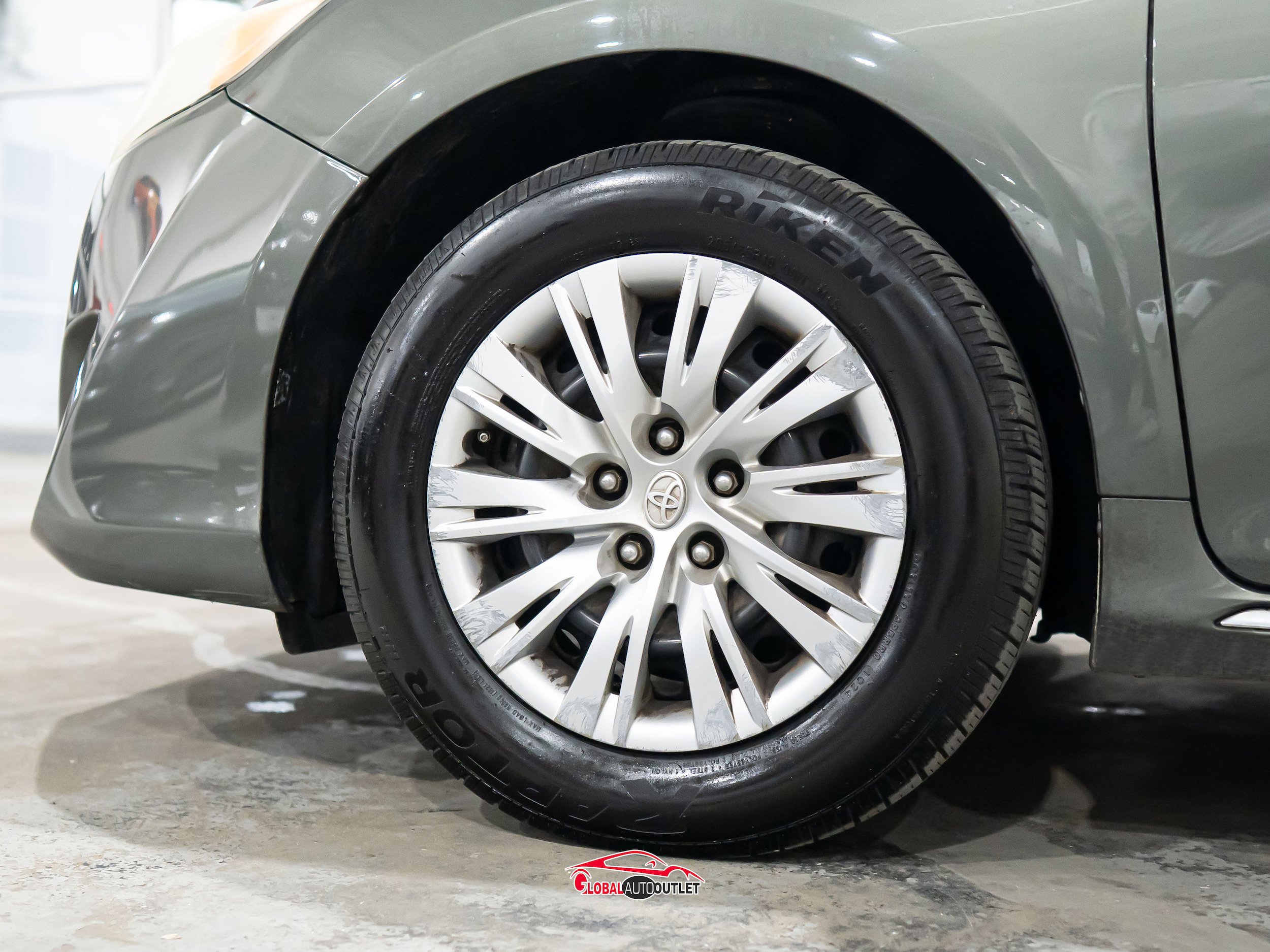Used 2013 Toyota Camry LE image 10