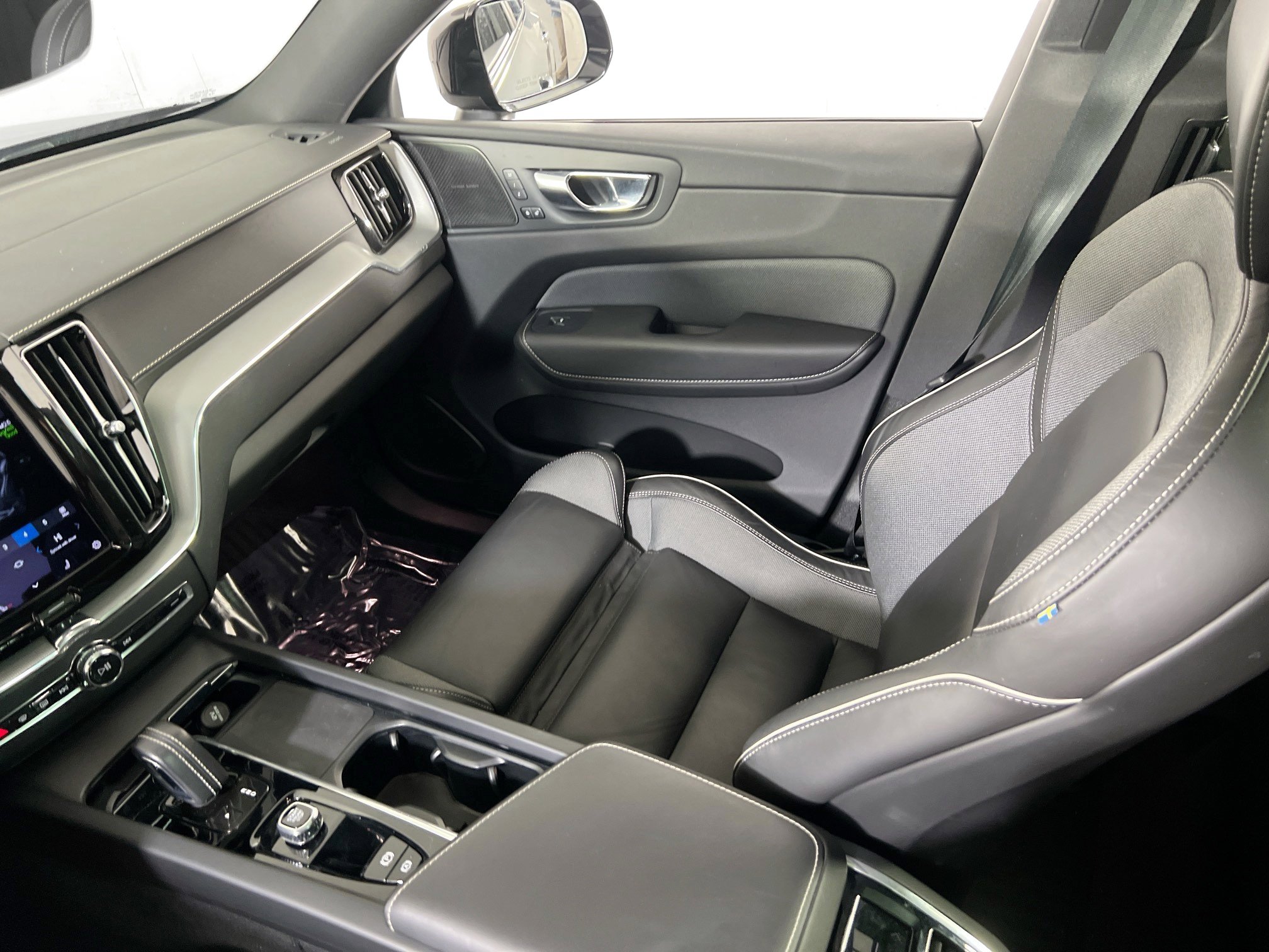 Used 2022 Volvo XC60 B5 R-Design w/ Advanced Package image 23