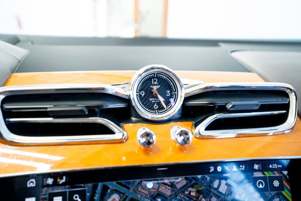 Used 2021 Bentley Bentayga image 45