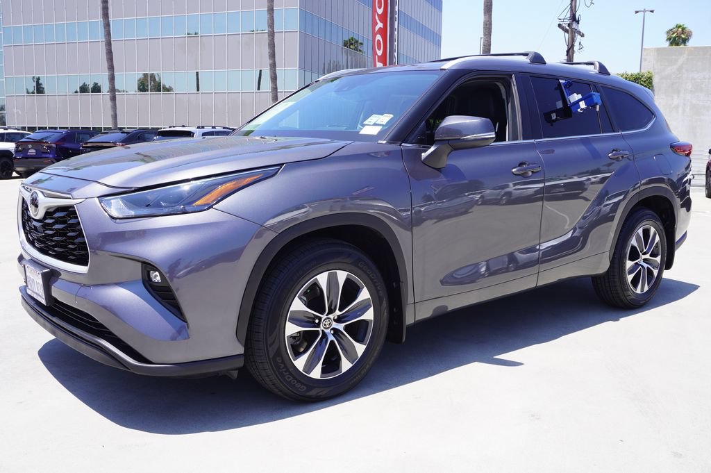 Used 2023 Toyota Highlander XLE FWD image 4